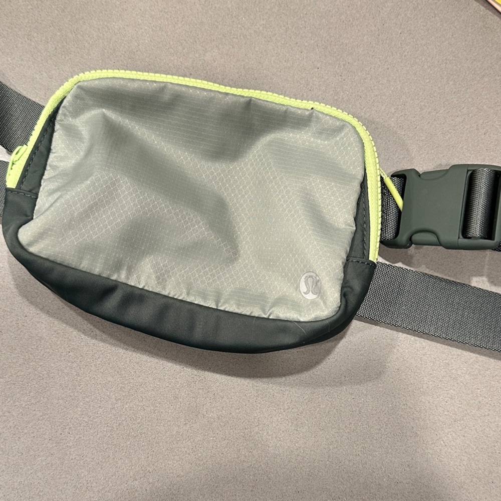 lululemon athletica belt bag